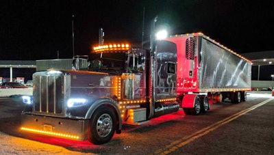 Shannon and Scott Williford's 2016 Peterbilt 389