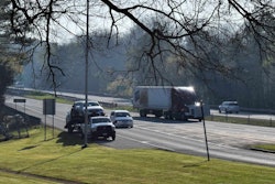 hotshot-car-hauler-ramp-traffic-parking-2018-05-30-09-17