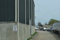 shipper-parking-truck-speed-sign-2018-05-31-14-38