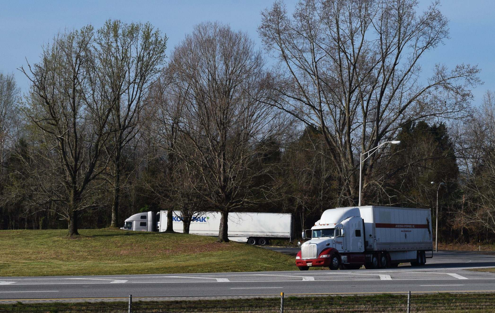 shoulder-ramp-parking-two-trucks-highway-2018-05-03-09-24