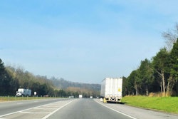 truck-parked-on-get-on-ramp-shoulder-parking-2018-05-03-09-24