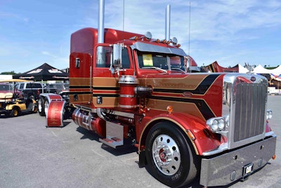 The truck features many Pete 359-style features, including the hood, bumper, dash and more.
