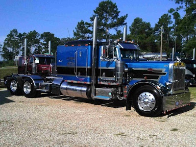 Billy Hall's 1986 Peterbilt 359 extended hood