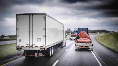 Van haulers earned 2.7 cents a mile more on average in 2018’s first quarter, and flatbedders brought in 3 cents a mile more. Reefer haulers saw the strongest gains, 3.3 cents a mile more than 2017’s first three months. (Photo by Jim Allen/365Trucking)