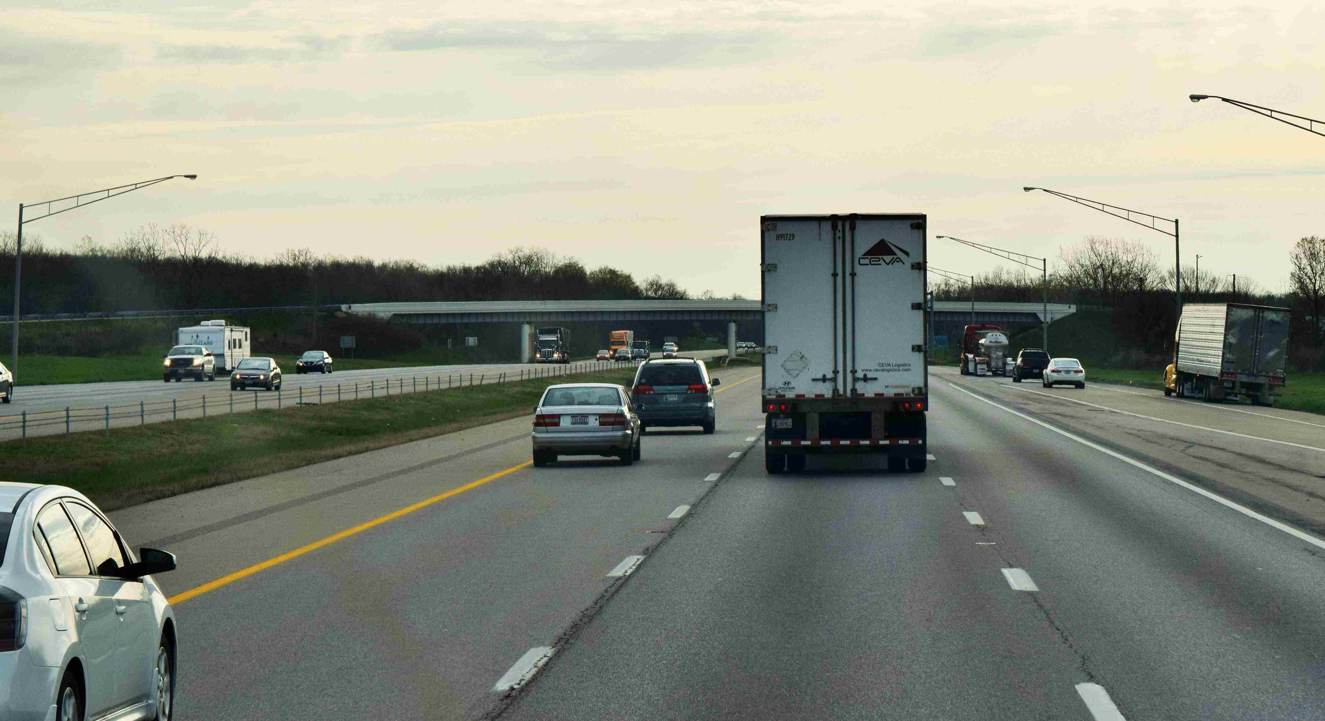 highway-truck-on-shoulder-four-wheeler-2018-07-13-09-30