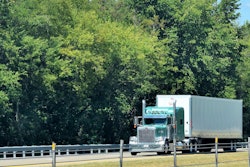 Peterbilt-truck-on-highway-dry-van-2018-10-14-14-14