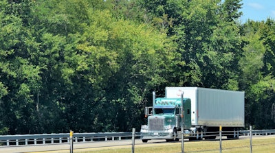 Peterbilt-truck-on-highway-dry-van-2018-10-14-14-14