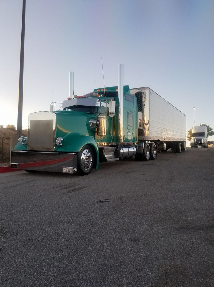 Uploaded by : JR McCutcheon Stopped in Albuquerque, NM to get the NW knocked off of the Missouri Chicken Truck before heading into Texas