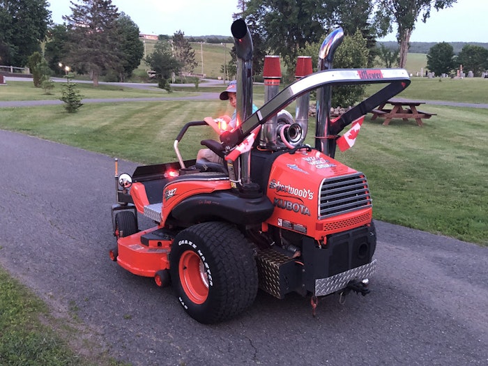 Stacked Kubota Uploaded by : Mike Sherwood 1105 hours on this lean mean mowin machine, complete with chicken lights and chrome.