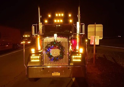 Shawn Simmons’ 2016 W900L Icon with a Santa wreath over the grille to celebrate the season.