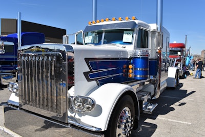 Warren Hartman’s 2018 Peterbilt 389 glider, “Touch of Class from the Past,” has been outfitted with various touches to resemble the classic 359 style.