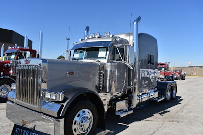 “Silver Bullet” is a 2001 Peterbilt 379 owned by Robbie Jordan. It features a 600-hp Cat C16 with a Fuller 18-speed and 3:08 rears.
