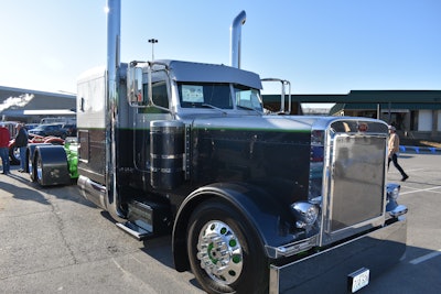 Ray Thompson’s 2000 Peterbilt 379.