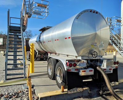 Unlike most owner-operators in the liquid bulk niche, J.D. Howard bought his own tanker, this Polar Tank trailer, for hauling asphalt leased to Ratta Trucking.