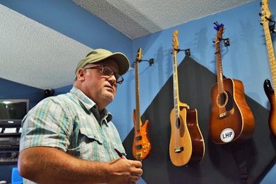 Percussionist Andrew Marshall of Booneville, Miss., set the groove for the stripped-down affair with just a cajon, which if you’re not familiar with it is played while you sit on top of it — it looks like this: