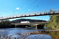 Truck-on-i-84-bridge-over-hood-river-oregon-2019-07-01-14-03