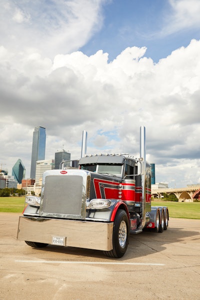 Best of Show, Working Bobtail | Kaleb Hammett and Hammett Excavation’s 2017 Peterbilt 389, “Ya...