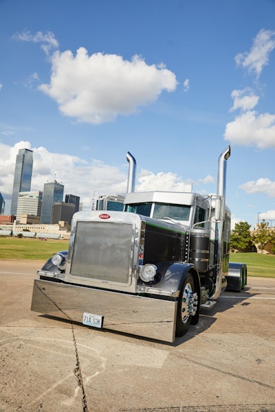 Best of Show, Builders Class | Ray Thompson’s 2000 Peterbilt 379, “Foolish Habit”