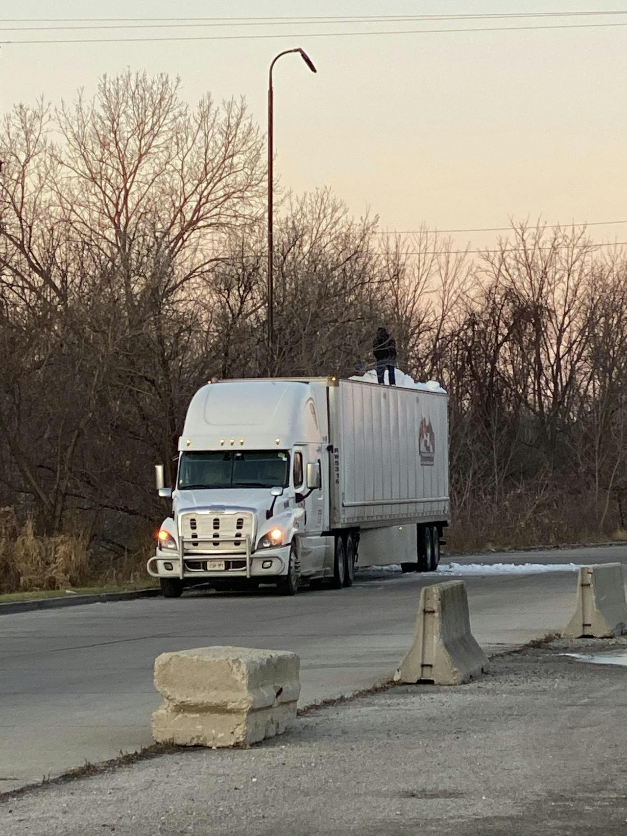 Don T Risk Personal Safety To Avoid Fines For Not Removing Snow Ice From Trailer Roofs Overdrive