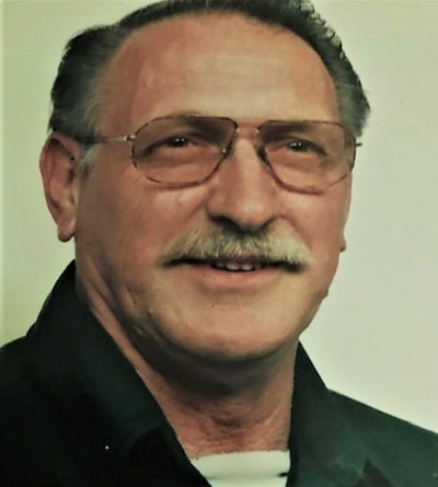 Montgomery’s father Don Morgan, who passed in the fall of 2001. The elder Morgan purchased the 1992 when it was new in partnership with fellow owner-operator Joe Huggins, who inked a partnership deal — Montgomery’s own 1970s Kenworth cabover was the third truck in the fleet at the time. “They’d switch trucks,” Montgomery says, “with Joe running this one and dad would then after a time take it back over. Each would make the payments on it while they driving it, so they’d each get a break before they took it back over.” The truck that owner-operator Huggins was running at the time, Montgomery adds, “they’re still driving today. He went on the internet and found another sleeper and put it on the truck. He’s still got his old truck and he’s still driving it.”