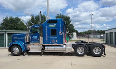 Company Truck, Bobtail – Steve Bradford, Waterloo, Iowa, 2003 Kenworth W900L, Blue Bull