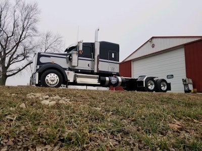 2010-2016 Bobtail Conventional – Erik Heidenreich, Ancona, Illinois, 2011 Kenworth W900