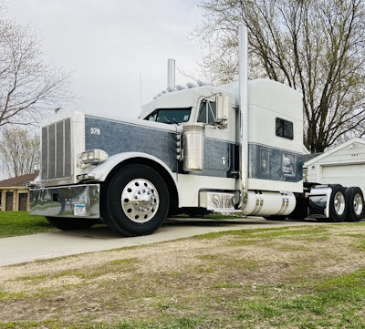 8 B700 E74 31 C5 4 E31 B905 C675726 D7115