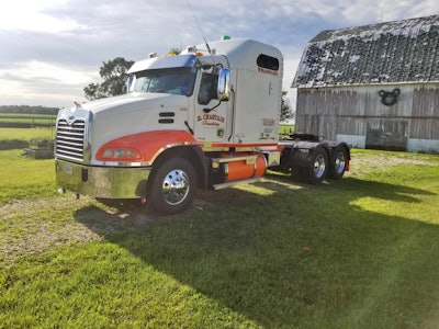 Bret Chastain’s 2004 Mack CXN613 is entered in the Working Bobtail 2013 & Older class.
