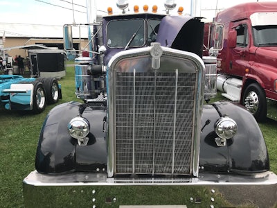 Among Keeler’s personal projects detailed in the video is this 1950 Kenworth W923.