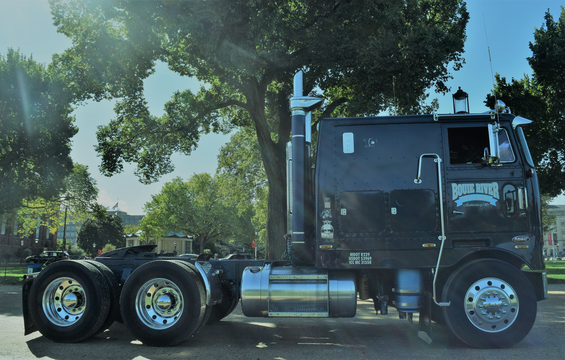side view of fred bowerman's 1978 Peterbilt 352