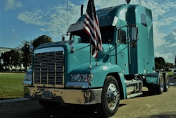 Davidson Trucking 2000 Freightliner FLD