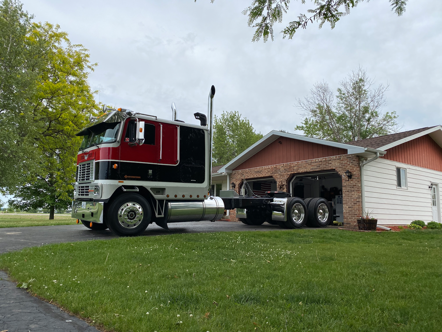 This 1990 International 9600, owned by Brad Smith, is competing in the Antique and Working Bobtail - 2008 & Older categories.