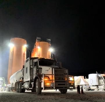 1997 kenworth t800 at a natural gas site at night