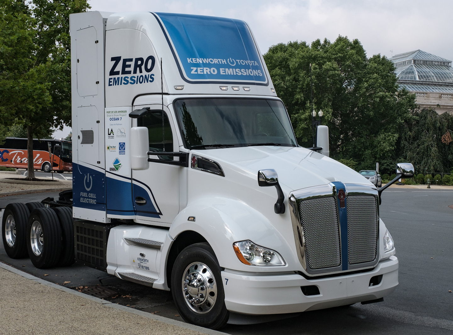 Kenworth's hydrogen fuel cell-powered electric-driver truck goes to Washington | Government agency officials and members of Congress recently had the opportunity to see a Kenworth T680 fuel cell electric vehicle (FCEV), powered by hydrogen, in Washington D.C., as pictured. The T680 daycab served as part of a backdrop for a U.S. Department of Energy (DOE) press conference, detailed via this link. Energy Secretary Jennifer Granholm was joined by White House National Climate Advisor Gina McCarthy for a discussion and ridealong in the Kenworth T680 FCEV. The following day, members of Congress, committee staff, and trade association executives stopped by for a visit and discussion. “This was a great opportunity to provide a hands-on look at the T680 fuel cell electric vehicle to leading government agency officials and members of Congress and their staffs,” said Kevin Baney, Kenworth general manager and PACCAR vice president. Kenworth has built 10 zero-emissions T680 FCEVs under the $82.5 million Shore-to-Store (S2S) project led by the Port of Los Angeles. The project is part of California Climate Investments, a statewide initiative that puts Cap-and-Trade dollars to work reducing greenhouse gas emissions. The demonstration project is moving forward with a $41.1 million grant from the California Air Resources Board’s Zero- and Near-Zero Emissions Freight Facilities (ZANZEFF) program. Kenworth's zero-emissions EV program also features the Class 8 Kenworth T680E battery-electric and medium duty Kenworth K270E and K370E battery-electric vehicles, which are all available for order. The vehicles are designed for local pickup and delivery, drayage, and short regional haul applications.