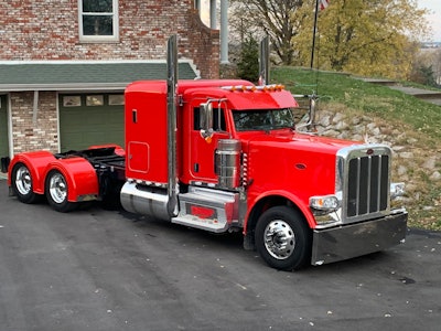 viper red 2019 Peterbilt 389