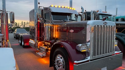 Dave Marti’s 2020 Peterbilt 389 glider