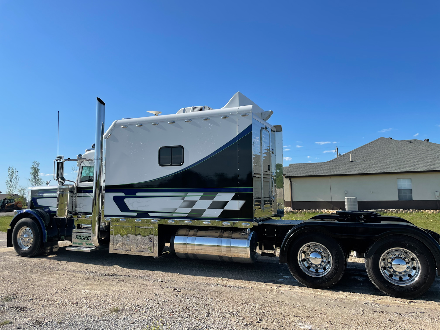 Chris Kulow's 2007 Peterbilt 379 side angle