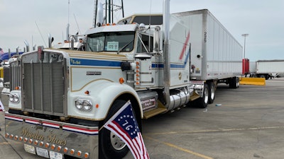 Jay Vankampen's 1976 Kenworth W900 Bicentennial
