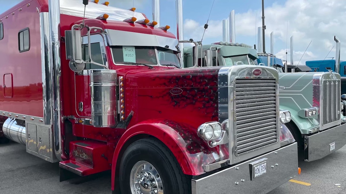 Gary Jones' 'Low Budget Lounge' bigbunk Peterbilt 379 Overdrive