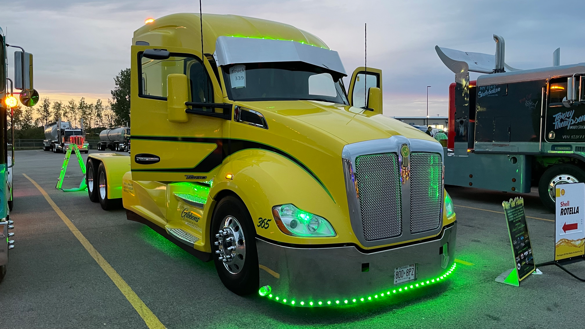 Mike Wilkinson's 2020 Kenworth T680 at night