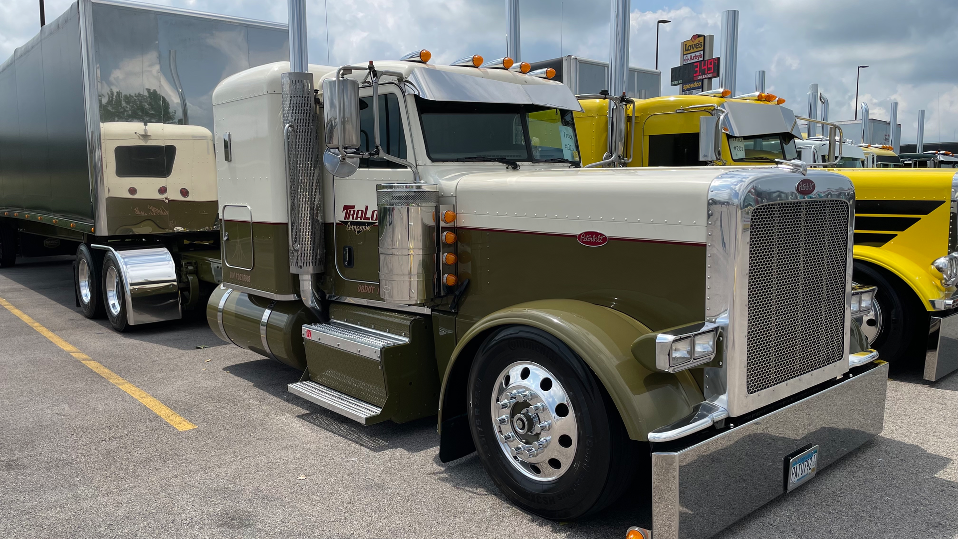 TraLo Companies' 2015 Peterbilt 389