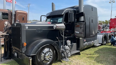 Ray Morris' 'Murder Pete' 2000 Peterbilt 379