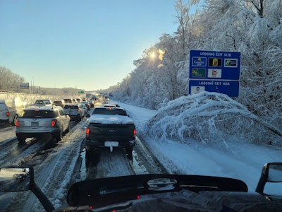 cars stuck in I-95 snow