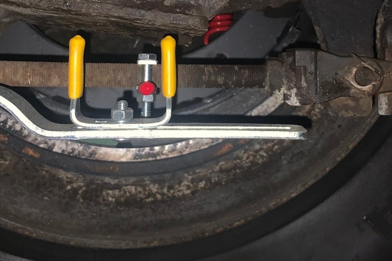 'It’s very simple,' said Bryon Stoll. 'The install is basically just two bolts. The whole kit comes with everything you need for long stroke, short stroke if you have it.' The picture here shows the visual indicator on the first reefer trailer on which Stoll has had the device installed. 'When it’s set up, those yellow goal posts stay stationary,' he added. When brakes are applied, the 'little red indicator slides back and forth' with the push rod. 'As long as it’s between the two yellow goal posts you’re within regulation.'