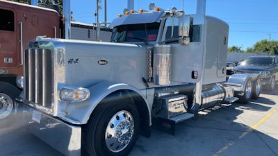 Chris Legg's 2018 Peterbilt 389 glider