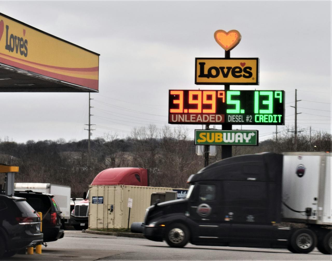 Another shot of the Love's here in Nashville from this week Monday, also as seen in yesterday's report by Overdrive News Editor Matt Cole -- I took a few different ones to preserve what's surely a historic event for this location. It's quite possible that No. 5 in the dollar column on the diesel sign has ever had to light up in this configuration before, eh? At least they know it works. Here's hoping we don't get a test of the 6 ...
