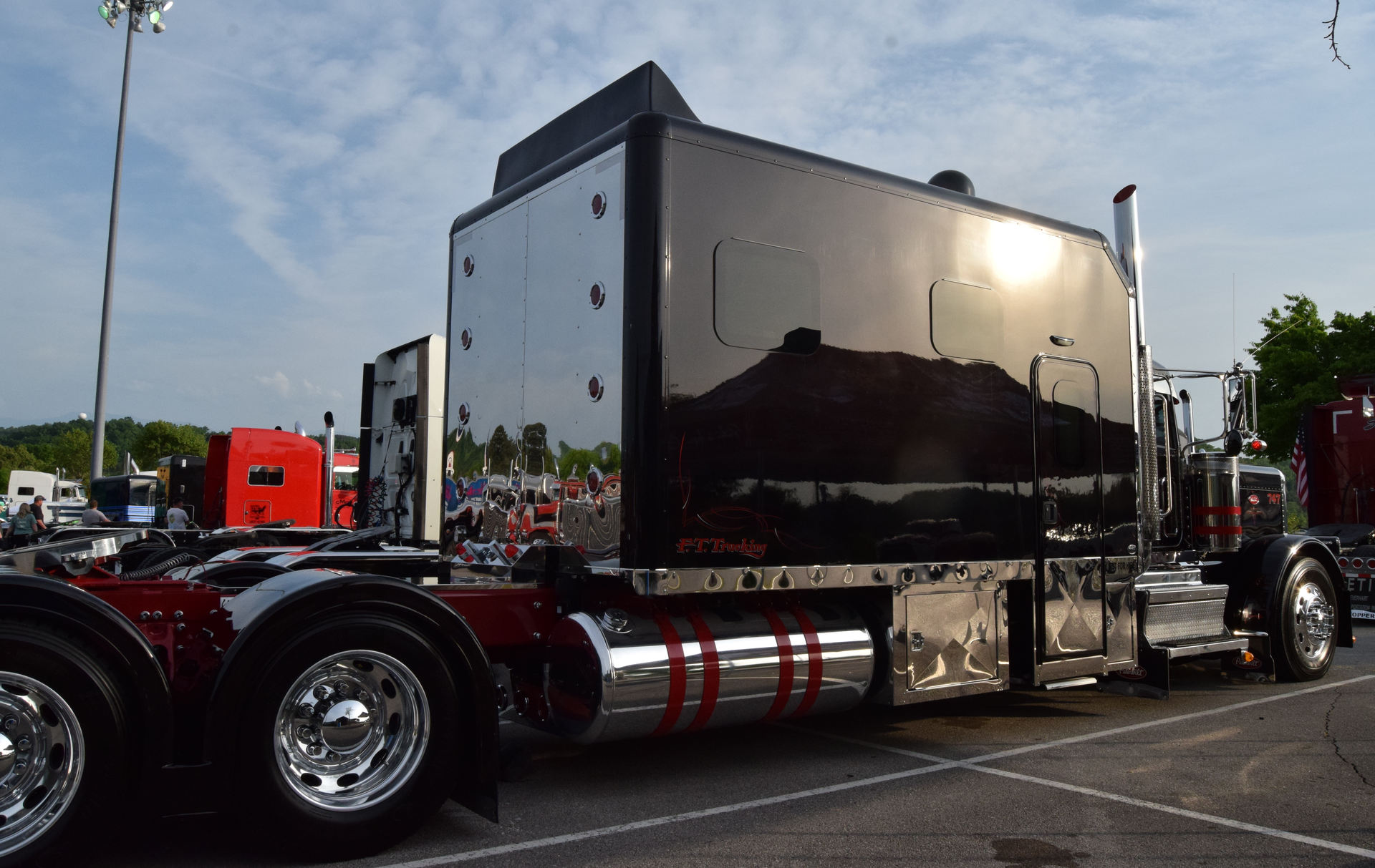 Big Rig Peterbilt 389 Semi Truck Outline Design Flexfit Trucker Mesh Fitted Cap Caramel/Black並行輸入 Why the Peterbilt 389 is One of the Best Truck Models Ever Made