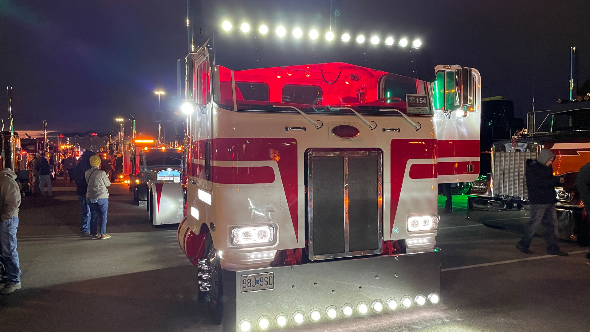 Gary Jones' 1984 Peterbilt 362 at night