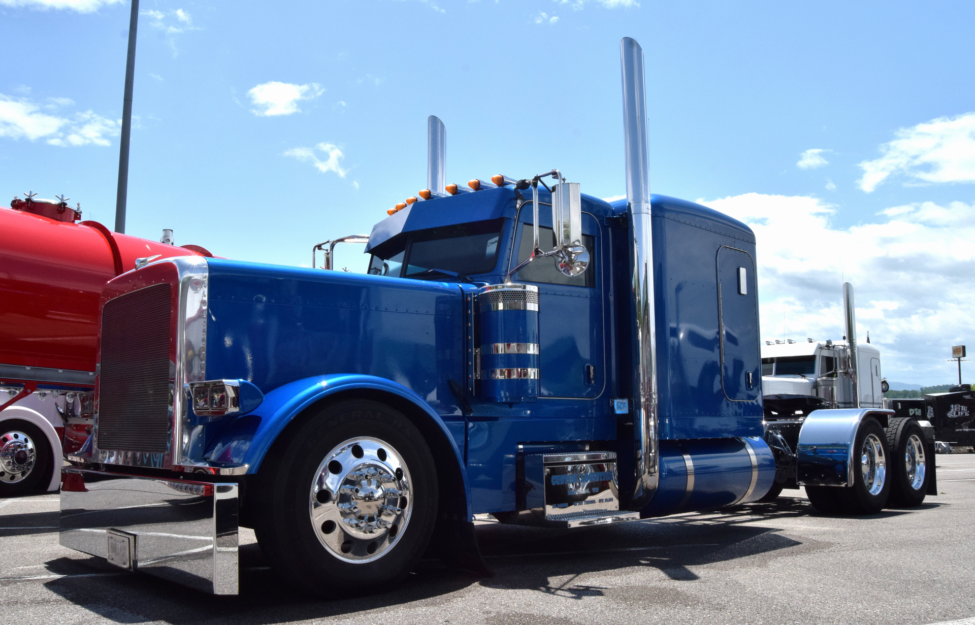 Casey Wendling's blue 2020 flattop Peterbilt 389