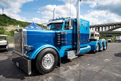 Truett Novosad's 2007 Peterbilt 379 EXHD